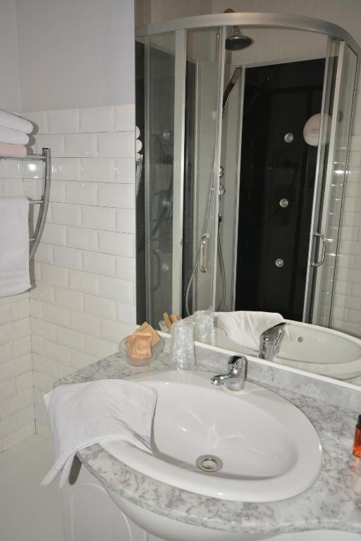 Albergo Hotel Saint-Laurent-du-Var Zimmer foto